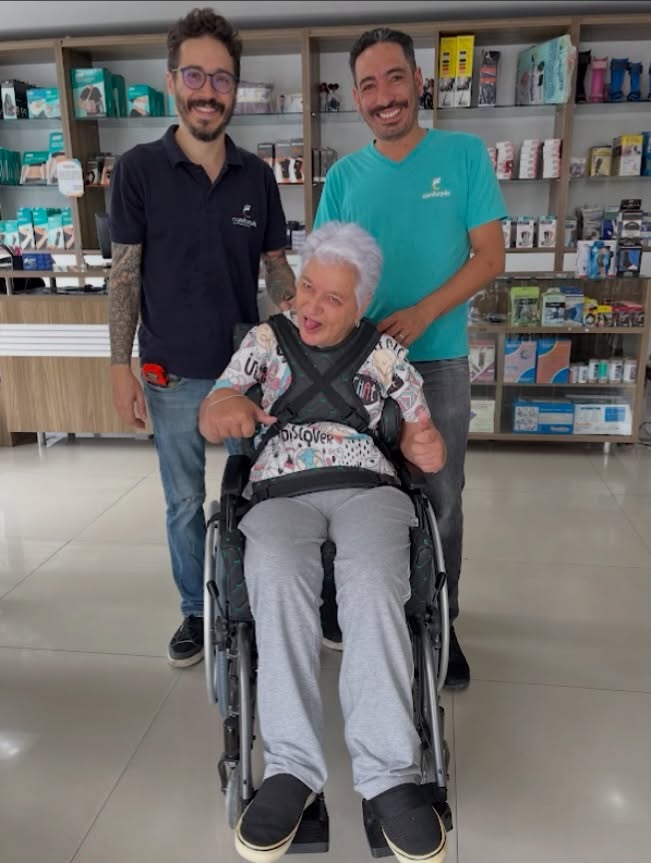 Rafael Eras Garcia e Arnaldo Giardini Neto com paciente na Conforpés Sorocaba